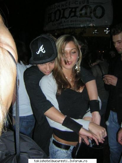 cine are poze q fosteleprietene ale lui tom? - tom'girl - Tom