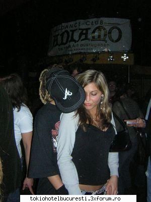 cine are poze q fosteleprietene ale lui tom? - hmm se vede k se simt bine - Tom
