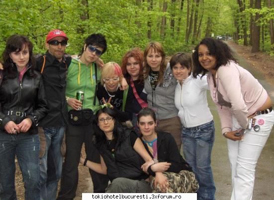 poze cu friends :D - Cu melcii in padure locu nostru de basitna =))=)) - Sa ne cunoastem