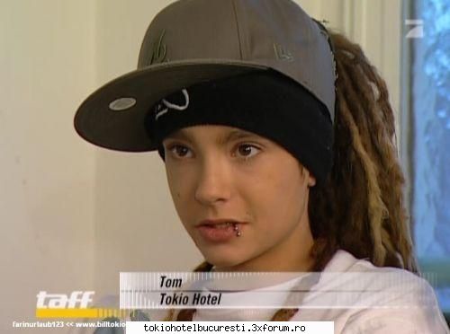 poze cu tom - uite una cu papushelu vostru - Tom